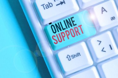Çevrimiçi Desteği gösteren not yazılıyor. İş fotoğrafı gösterimi elektronik genellikle müşteri hizmetlerinin web tabanlı sürümü.
