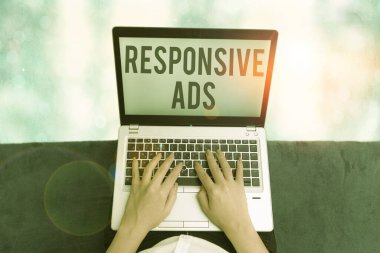 İlgili ilanları gösteren kavramsal el yazısı. İş fotoğrafı görüntüleme mevcut reklam alanına uyacak form ve biçimi otomatik olarak ayarla.