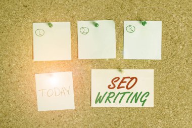 Kelime yazma Seo Yazma. Arama motorlarının dikkatini çekmek için özel kelime Corkboard renk boyut kağıt raptiye raptiye raptiye bilborda uyarı panosu kullanarak iş kavramı.