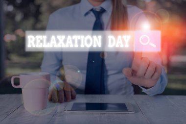Gevşeme Günü 'nü gösteren kavramsal el yazısı. İş fotoğrafı metni seni sakinleştiren ve daha az endişelendiren hoş bir aktivite.