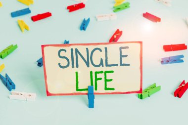 El yazısı, Bekar Hayat. Kavram demek, başka birine ya da bir şeye yemin etmemek demek. Renkli çamaşır iğnesi kağıtları gösteriyor. Boş hatırlatma mavi zemin ofis pimi..