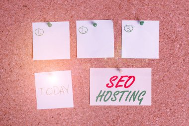 Sözcük yazarı Seo Sunucu. Arama motorları için dostane bir web sitesi oluşturma konsepti Corkboard renk boyut kağıt raptiye raptiyesi bilbboard uyarı panosu.