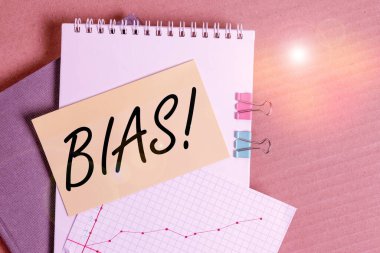 Bias 'ı gösteren bir not yazıyorum. Bir grup Masa Defteri Kağıt Ofis Kağıt Malzemeleri Çalışma Çizelgesi 'ne karşı ya da onlara karşı eğilim ya da önyargı gösteren iş fotoğrafı.