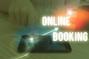 Online Rezervasyon 'u gösteren metin işareti. İş seyahatini İnternet üzerinden analiz etmek için kullanılan kavramsal fotoğraf aracı.