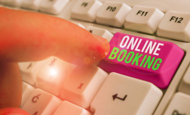 Çevrimiçi rezervasyonu gösteren kavramsal el yazısı. İş seyahatini İnternet üzerinden analiz etmek için kullanılan iş fotoğrafı metni aracı.