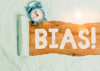 Kelime yazma önyargısı. Bir grup Alarm saati ve yırtık kartonla klasik masa arkaplanının üzerine yerleştirilmiş bir grup için eğilim ya da önyargı konsepti.