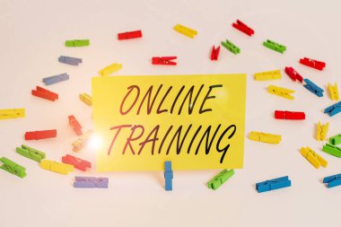 Çevrimiçi Metin Eğitimi. Kavram, bilgisayar tabanlı eğitim mesafesi ya da elektronik öğrenme Renkli çamaşır iğnesi kağıtları boş hatırlatıcı beyaz zemin arkaplan ofisi anlamına gelir.