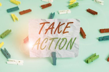 Kelime yazma metni Harekete Geç. Bir şey yapmak için iş konsepti Belirli bir sonuç almak için hareket Renkli çamaşır iğnesi kağıtları boş hatırlatma mavi zemin ofis broşu.