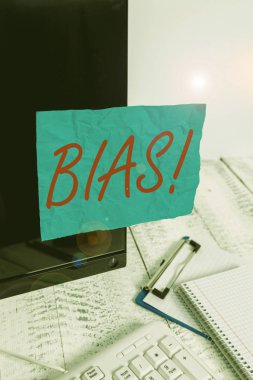 Bias 'ı gösteren mesaj işareti. Klavye ve durağan yakınındaki siyah bilgisayar ekranına bantlanmış bir grup Not kağıdı için kavramsal fotoğraf eğilimi veya önyargı.