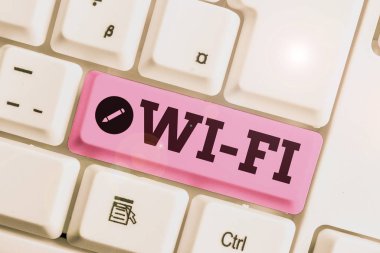 Wi-Fi 'ı gösteren kavramsal el yazısı. İş fotoğrafı metni radyo teknolojileri genellikle kablosuz yerel ağlar için kullanılır.
