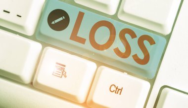 Kayıp ilanı var. Kavramsal fotoğraf artık bir şeye sahip olmadığın ya da sahip olmadığın gerçeği..