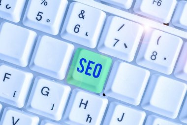 SEO gösterilen Not yazma. Miktarda ve kalitede bir Web sitesine trafik artan uygulama vitrine iş fotoğraf.