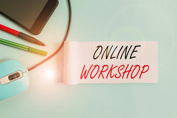 Υπογραφή κειμένου που εμφανίζει το Online Workshop. Εννοιολογική φωτογραφία εντατική συζήτηση και δραστηριότητα για ένα συγκεκριμένο θέμα Notebook και το γράψιμο εξοπλισμού με σύγχρονο gadget πάνω από παστέλ φόντο. — Φωτογραφία Αρχείου