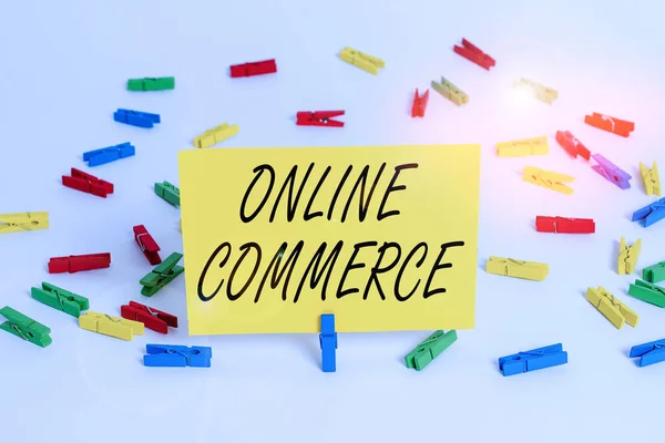 Handschrift tekst Online Commerce. Concept betekent activiteit van het kopen of verkopen van producten op online diensten Gekleurde wasknijpers lege herinnering witte vloer achtergrond kantoor. — Stockfoto