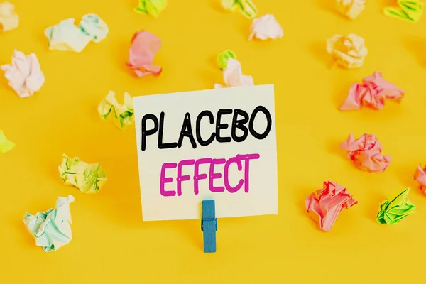 Escrevendo nota mostrando Efeito Placebo. Foto de negócios mostrando um efeito benéfico produzido por uma droga placebo ou tratamento Papel enrugado colorido lembrete vazio varal piso branco . — Fotografia de Stock