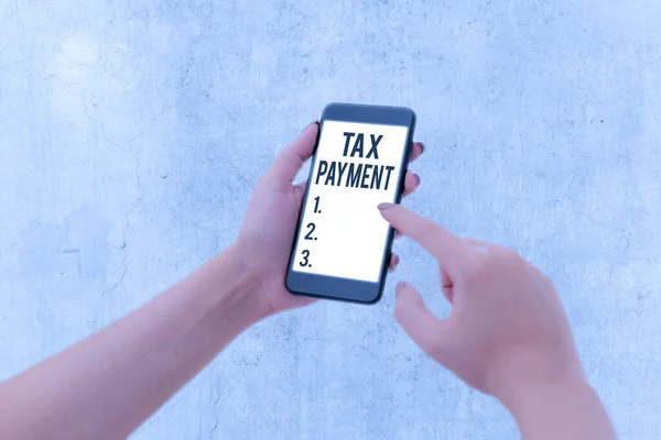 Signo de texto que muestra el pago de impuestos. Foto conceptual una cantidad de dinero que tienes que pagar al gobierno . —  Fotos de Stock