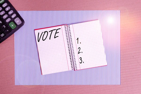 Escribiendo nota mostrando Voto. Exhibición de fotos de negocios Ley de expresar una indicación formal de la elección Mayoría gana papel de cuaderno de cartón rayado estudio de oficina suministros carta . — Foto de Stock
