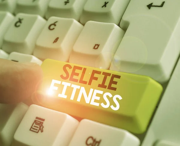 Konceptuální rukopis ukazující Selfie Fitness. Obchodní foto představení Fotografování sebe sama při cvičení nebo uvnitř tělocvičny. — Stock fotografie