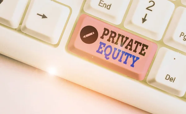 Texto de escritura a mano Private Equity. Concepto que significa el dinero invertido en empresas que no se han hecho públicas . — Foto de Stock