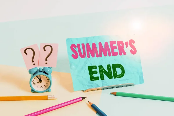 Tekst schrijven Summer S End. Zakelijk concept voor Einde van de pauze goede herinneringen van reizen en ontspannende tijd Mini-formaat wekker naast stationair geplaatst gekanteld op pastel achtergrond. — Stockfoto