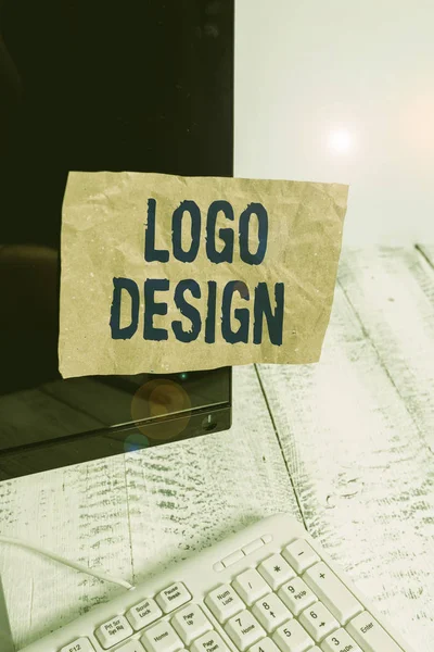 Notatka z Logo Design. Biznesowe zdjęcie przedstawiające graficzną reprezentację lub symbol nazwy firmy lub znaku towarowego Notatnik papierowy monitor komputerowy w pobliżu białej klawiatury. — Zdjęcie stockowe