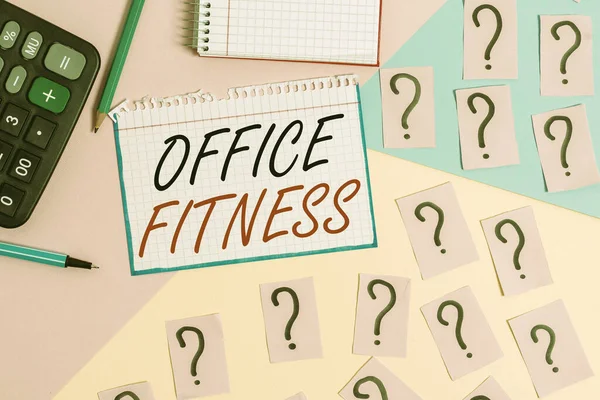 Píšu dopis ukazující Office Fitness. Obchodní foto představení Podpora fitness a vyvážení životního stylu na pracovišti Matematika věci a psací vybavení nad pastelové barvy pozadí. — Stock fotografie