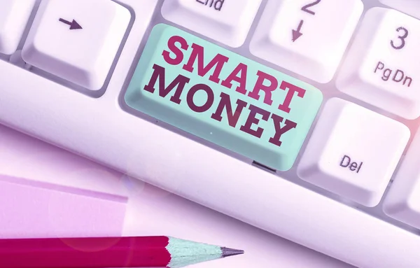 Texto de escritura de palabras Smart Money. Concepto de negocio para la apuesta de dinero o invertido mostrando con conocimiento experto . —  Fotos de Stock
