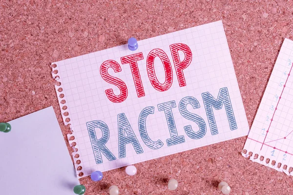 Conceptueel handschrift met Stop Racisme. Zakelijke foto tekst einde van de antagonisme gericht tegen iemand van een ander ras Corkboard grootte papier thumbtack vel billboard mededelingenbord. — Stockfoto