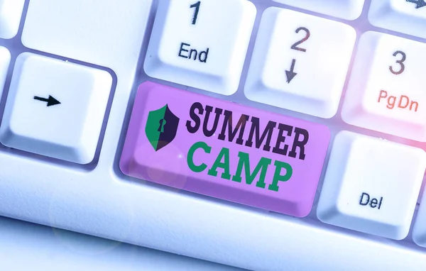 Textskylt som visar Summer Camp. Konceptuellt fotoövervakat program för barn genomfört under sommaren. — Stockfoto