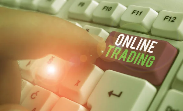 Εννοιολογική γραφή χέρι δείχνει Online Trading. Business photo text η αγορά και πώληση χρηματοοικονομικών προϊόντων στο διαδίκτυο. — Φωτογραφία Αρχείου
