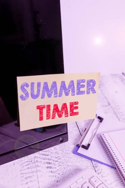 Signo de texto que muestra la hora de verano. Foto conceptual temporada más cálida del año Temporada de verano o período como el verano Nota papel pegado a la pantalla del ordenador negro cerca del teclado y estacionario . —  Fotos de Stock