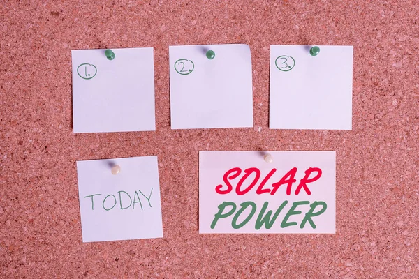 Texto de escritura de palabras Energía Solar. Concepto de negocio para la electricidad producida mediante el uso de la energía del sol Corkboard tamaño de color papel pin tack tack hoja cartelera cartelera . —  Fotos de Stock