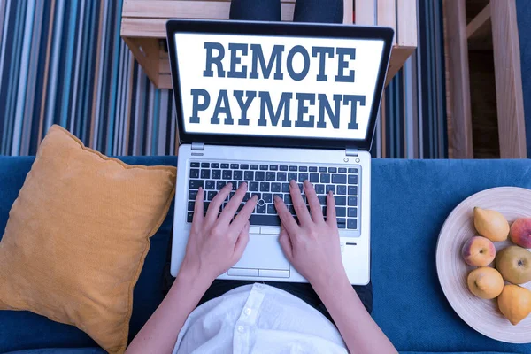 Schreibender Zettel mit Remote Payment. Geschäftsfoto, das den Zahlungsverkehr zeigt, der über das Internet oder von einem Gerät aus eingeleitet wurde. — Stockfoto