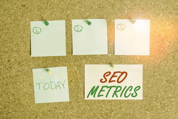 Tekst schrijven Seo Metrics. Business concept voor het meten van de perforanalyse van de website voor organische zoekresultaten Corkboard kleurgrootte papier pin thumbtack tack blad billboard prikbord. — Stockfoto