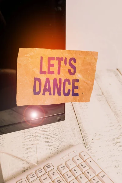 Note d'écriture montrant Let S Is Dance. Photo d'affaires montrant se déplacer rythmiquement à la musique suivant une séquence définie d'étapes Écran de moniteur d'ordinateur papier de notation près du clavier blanc . — Photo