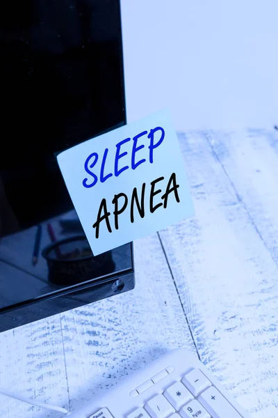 Uyku Apnesi 'ni yazan el yazısı. Kavramsal anlamı bozukluk. Uyurken sürekli nefes almayı durduran. Not kağıdı beyaz klavyenin yanındaki siyah bilgisayar monitörüne bantlanmış.. — Stok fotoğraf