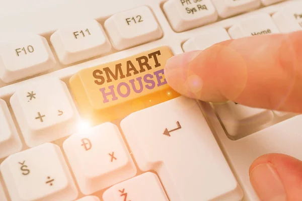 Palavra escrita texto Smart House. Conceito de negócio para residências que possuem dispositivos eletrônicos e controlados remotamente . — Fotografia de Stock