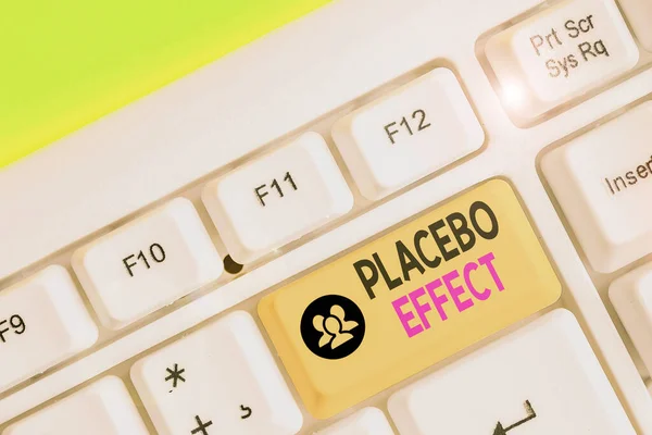 Escrita à mão texto escrita Efeito Placebo. Conceito que significa um efeito benéfico produzido por um medicamento ou tratamento com placebo . — Fotografia de Stock