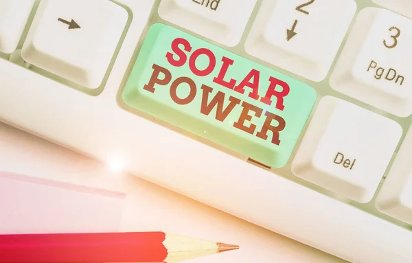 Slovo psaní textu Sluneční energie. Obchodní koncept pro elektřinu vyrobenou pomocí energie ze slunce. — Stock fotografie