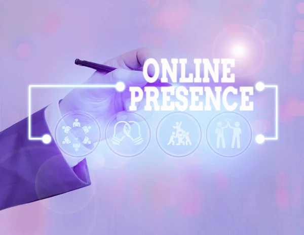 Ecriture conceptuelle montrant la présence en ligne. Une photo d'affaires montrant l'existence d'une personne peut être trouvée via une recherche en ligne . — Photo