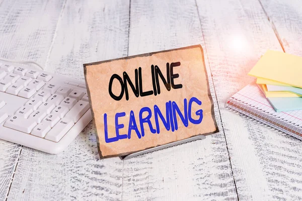 Textskylt som visar Online Learning. Konceptuellt fotoutbildningsverktyg baserat på och tillgängligt från Internet Anteckningsblock på buffert tråd mellan dator tangentbord och matte blad. — Stockfoto