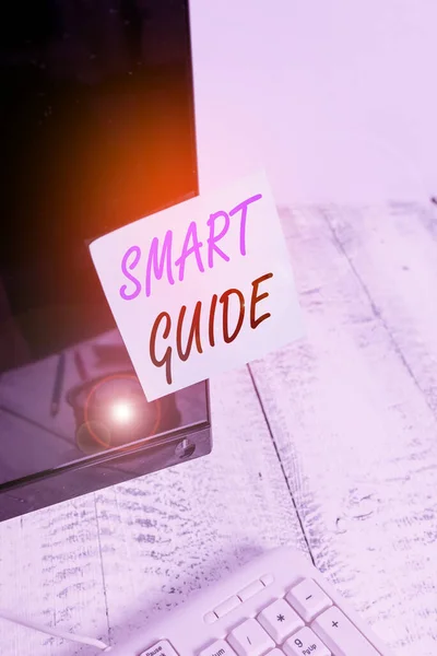 Kézírás szövegírás Smart Guide. Fogalom jelentését használják, hogy iránymutatást a fejlesztés mérhető célok eléréséhez Notation papír ragasztva fekete számítógép monitor képernyő közelében fehér billentyűzet. — Stock Fotó