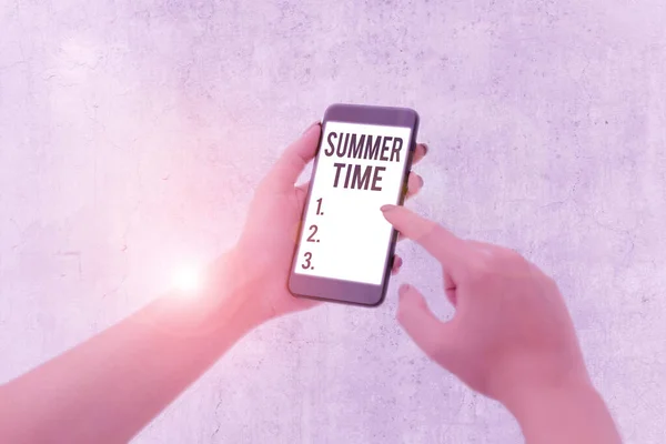 Signo de texto que muestra la hora de verano. Foto conceptual temporada más cálida del año Temporada de verano o período como el verano . —  Fotos de Stock