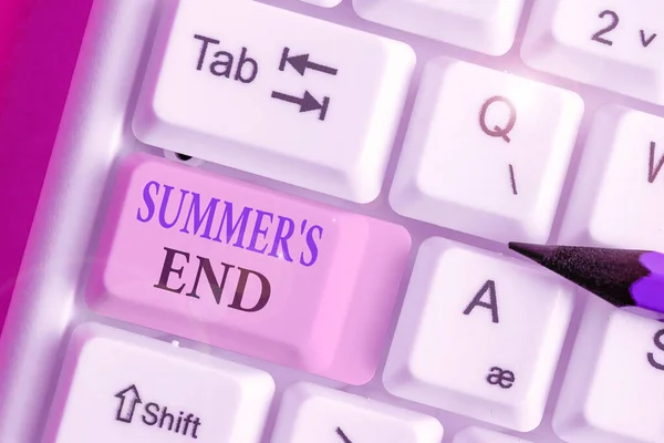 Schrijfbriefje met Summer S End. Zakelijke foto showcasing Einde van de pauze goede herinneringen van reizen en ontspannen tijd. — Stockfoto
