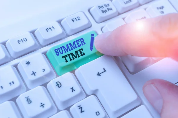 Píšu text Summer Time. Obchodní koncepce pro nejteplejší sezónu v roce Letní sezóna nebo období, jako je léto. — Stock fotografie