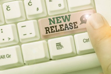 Yeni Sürüm 'ü gösteren metin işareti. Kavramsal fotoğraf piyasada son zamanlarda haber değeri taşıyan bir şey duyuruyor..