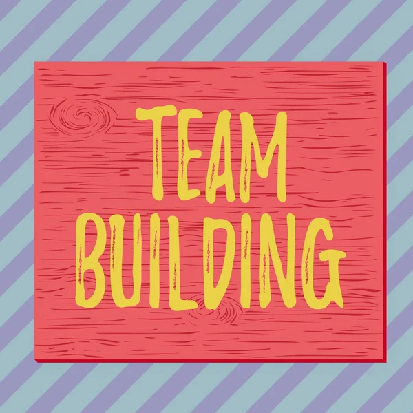 Handschrift tekst schrijven Team Building. Concept betekent activiteiten ontworpen om de motivatie en samenwerking te verhogen Vierkante rechthoek onwerkelijke cartoon hout genageld op gekleurde muur. — Stockfoto
