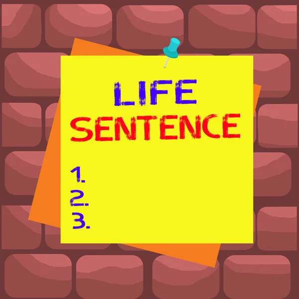 テキストの手書きの生活文。概念は非常に長い間刑務所に入れられる罰を意味します。リマインダーの色の背景のサムタックメモ添付オフィスピン正方形. — ストック写真