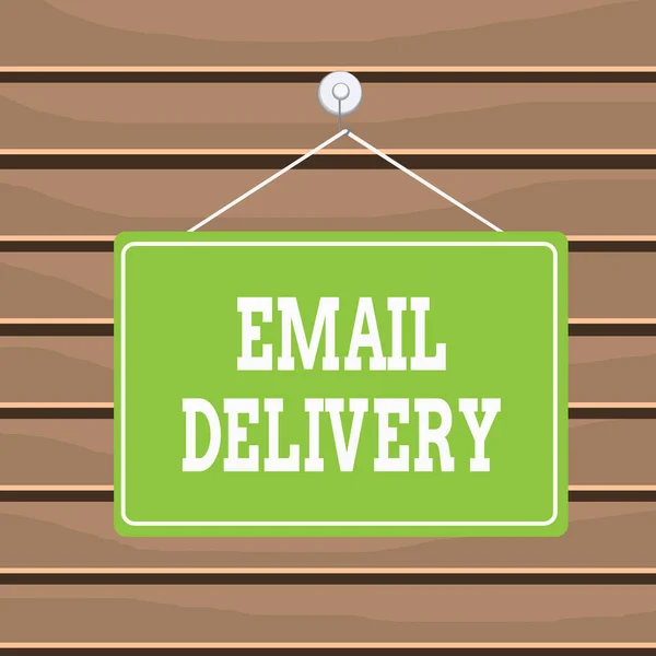 Fogalmi kézírás mutatja Email Delivery. Business photo text a type delivery, amelyben a jegyeket elektronikus úton kézbesítik Memo emlékeztető üres tábla csatolt háttér téglalap. — Stock Fotó