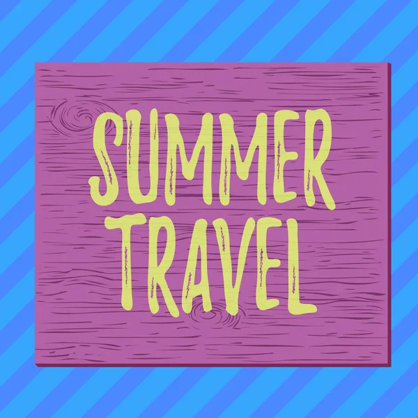 Psaní textu Summer Travel. Koncept znamená konkrétní výlet nebo cestu obvykle za účelem rekreace Čtvercový obdélník neskutečné kreslené dřevo dřevěné hřebíky přilepený na barevné zdi. — Stock fotografie